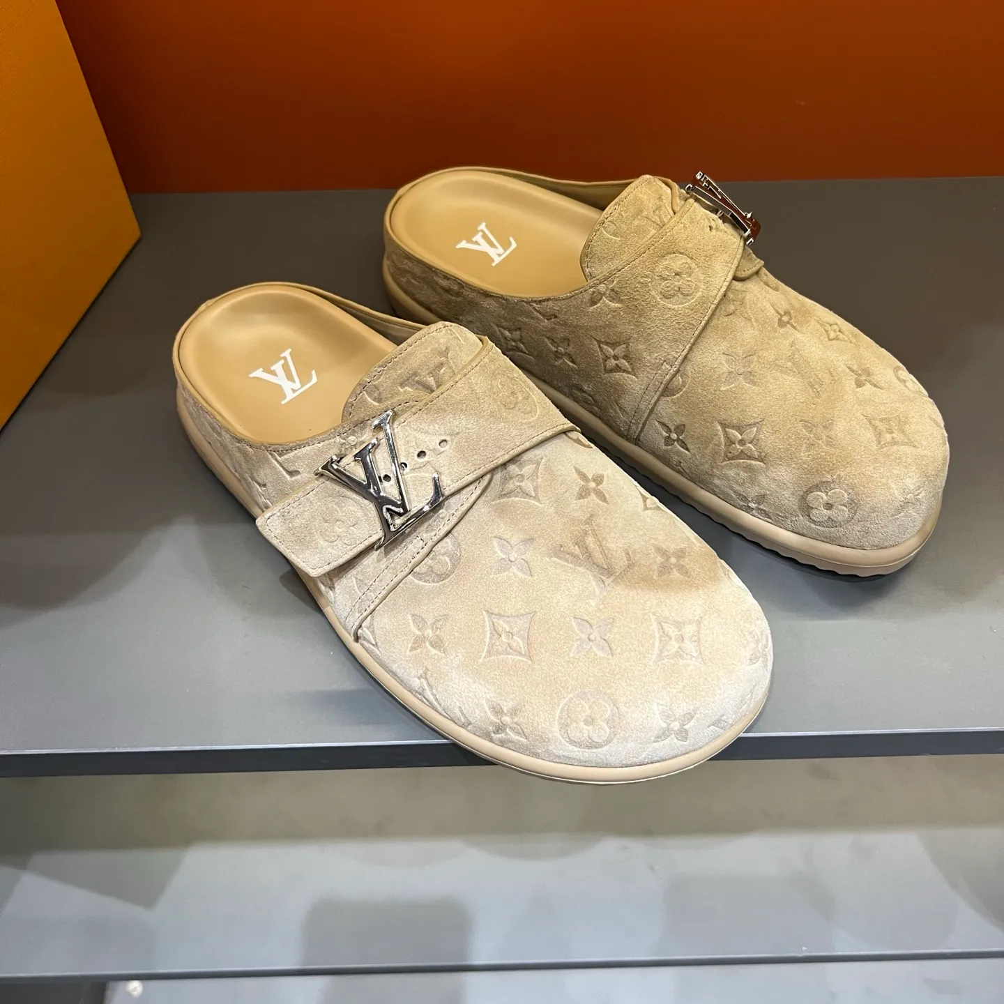 P360, 38-45 LV Easy 2025 new men's casual sandals, made of suede cow leather, with Monogram pattern to highlight the trendy style. Adjustable straps illuminated with LV letters, while a resilient insole and micro outsole provide lightweight comfort. Made of suede cow leather with embossed Monogram pattern and brand element metal hardware✅Adjustable straps➕Tough insole‼ ️Micro outsole. Comfortable and easy to wear‼ ️ P: 360, size: 38-45